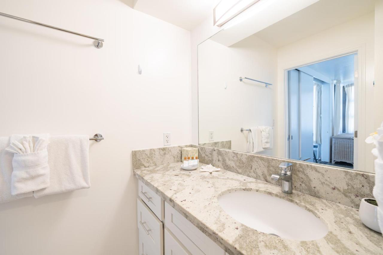 Waikiki Escapade Mountain Views Condo, Steps To Beach With Parking Perk Honolulu Eksteriør billede